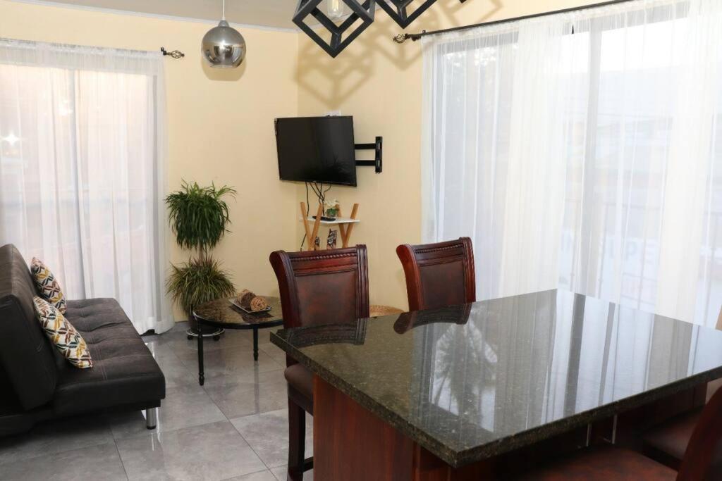Airport Sjo Residence - Edward & Familia Inn Rio Segundo Bagian luar foto